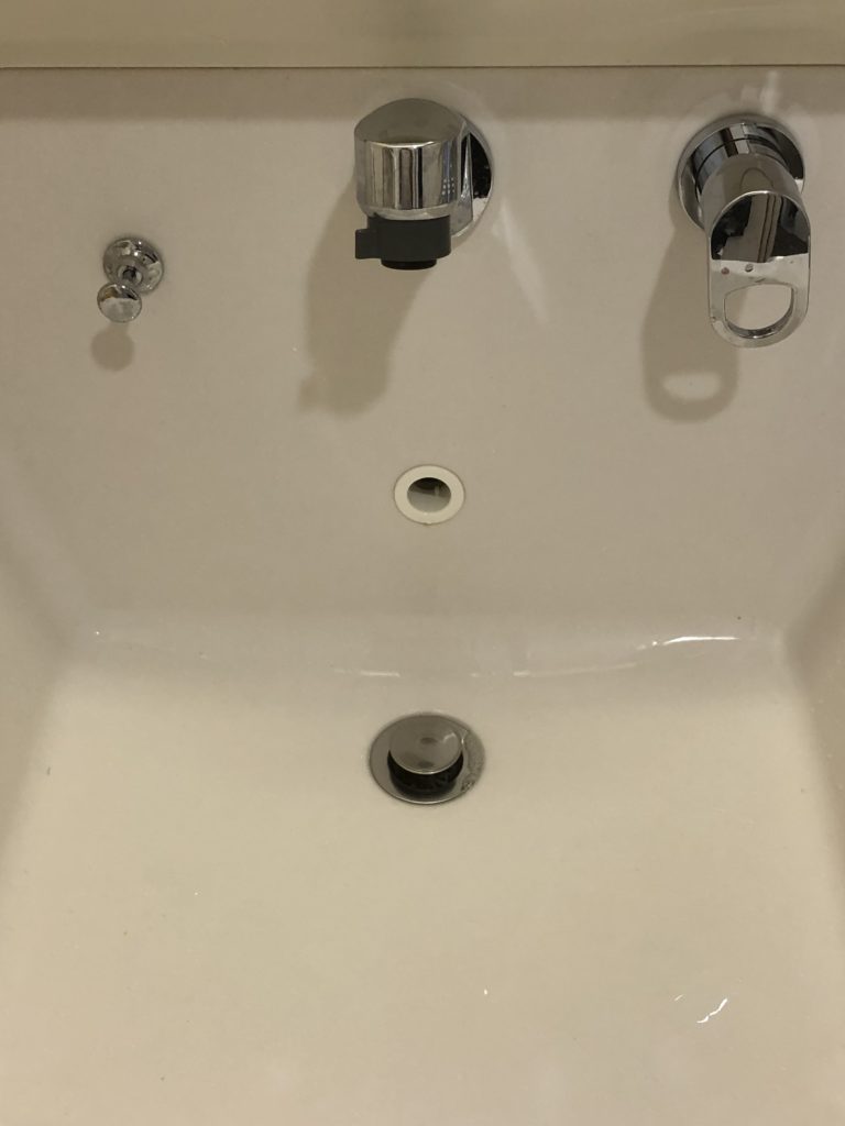浜松市で洗面の蛇口水漏れ修理を行いました。