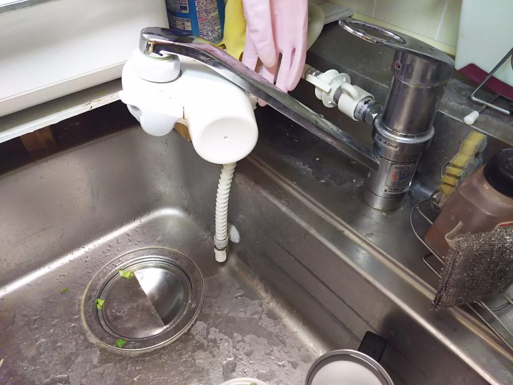 浜松市東区で台所の給水管水漏れ修理を行いました。